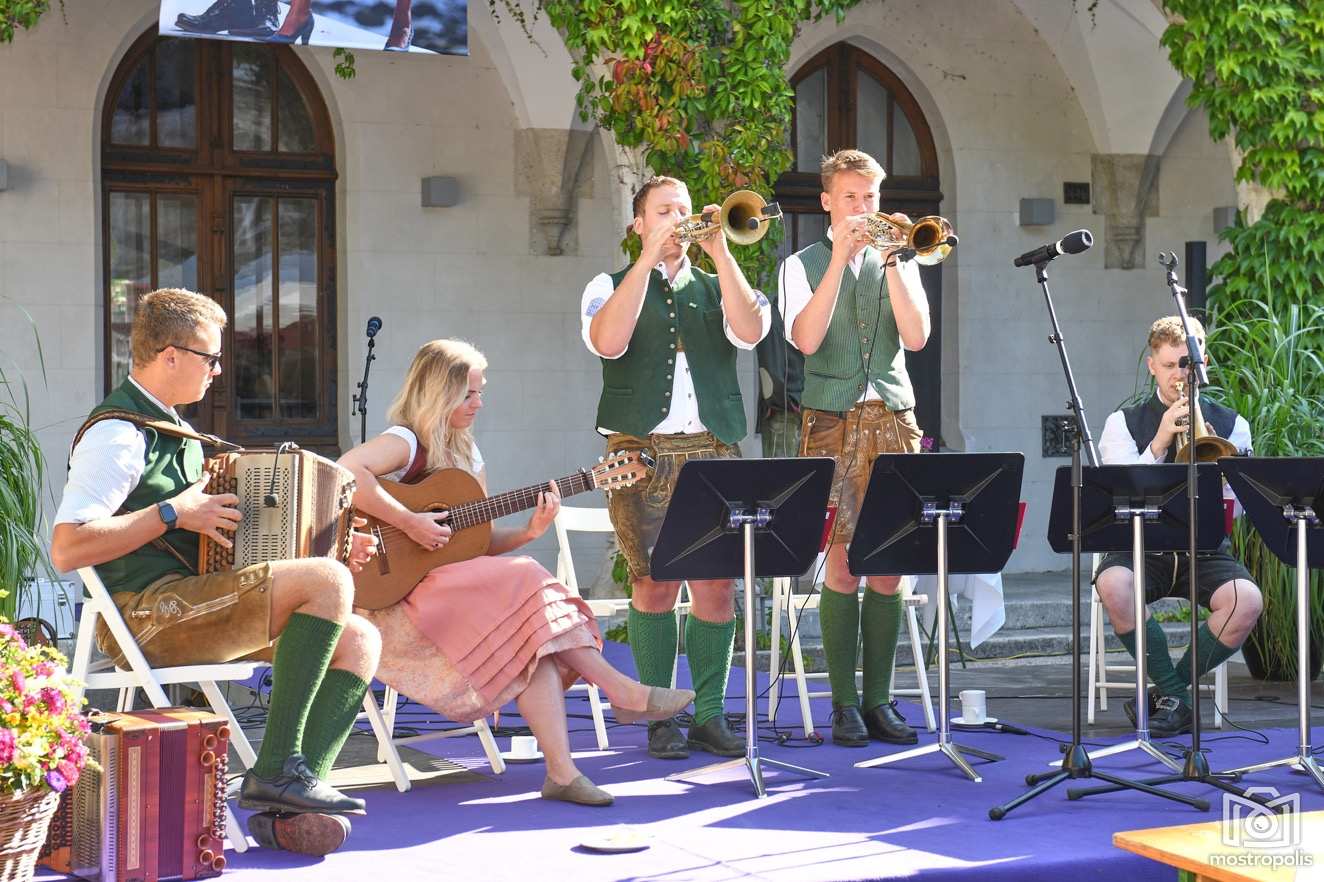 Dirndlgwandsonntag 2023 WY - Freiwild 003.jpg