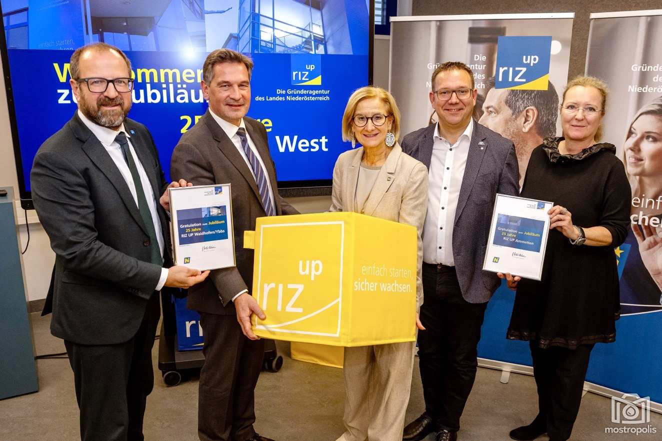 20-J RIZ UP WEST 001.jpg