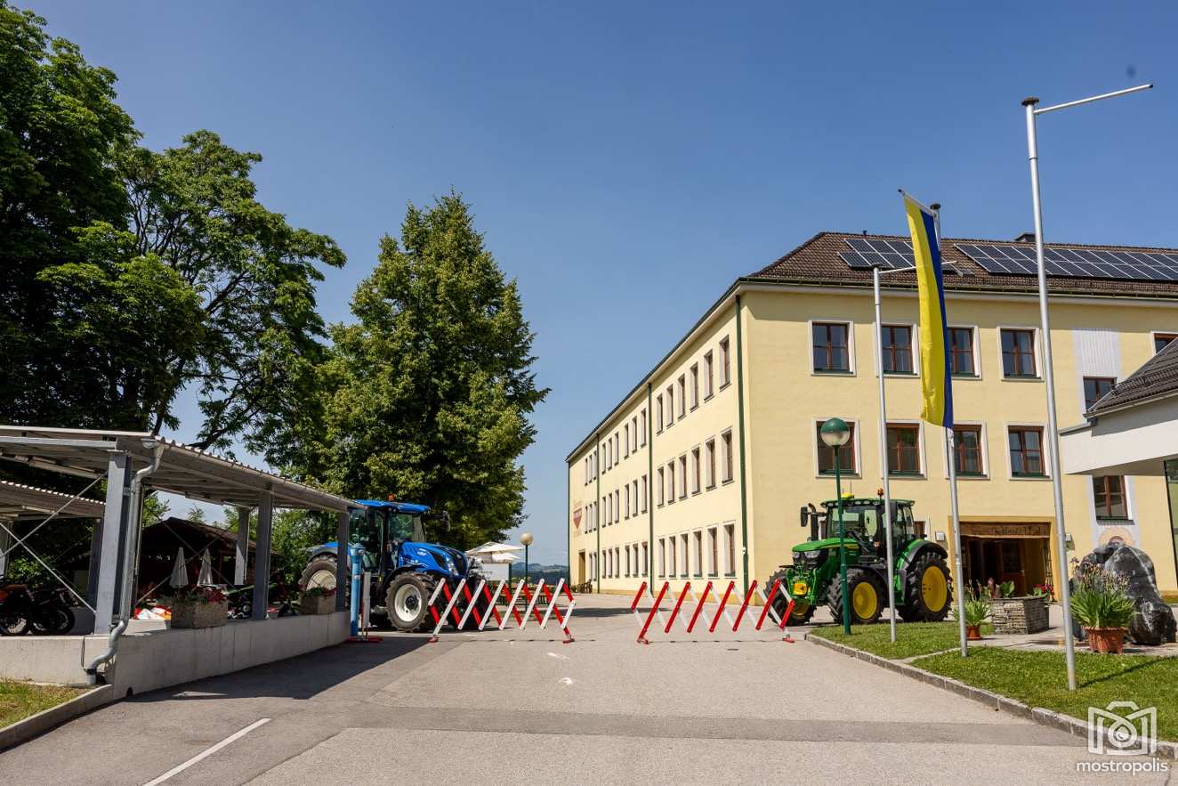 Schulheuriger 2025 MostvBildHof 004.jpg