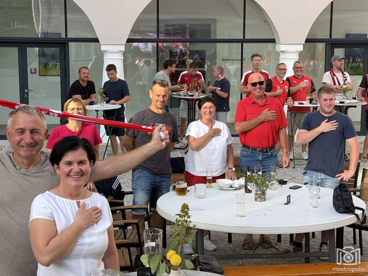 Public Viewing - Grillbuffet Schloss Hotel Zeillern 001.jpg