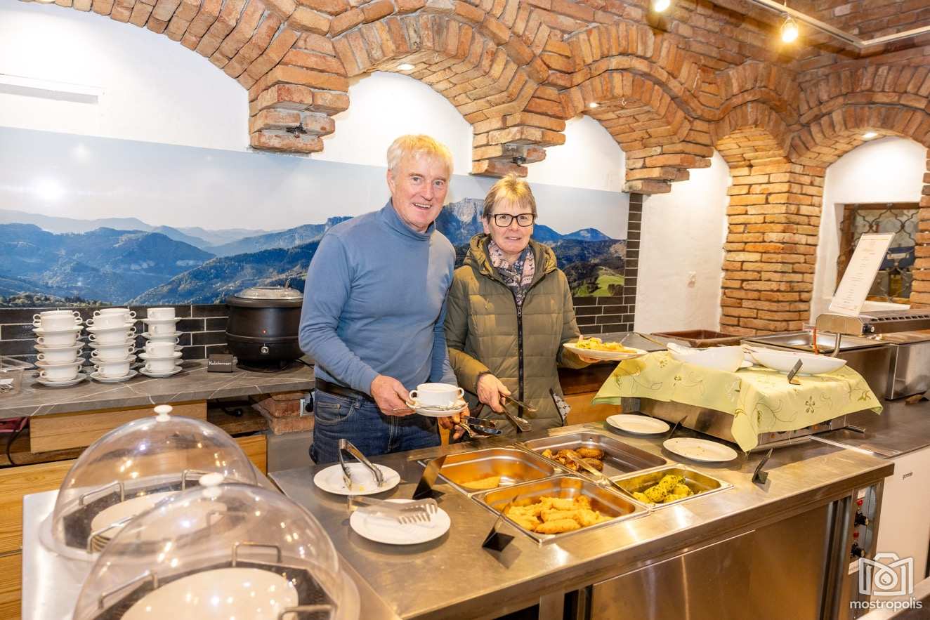 Hauer-Hof Buffet 002.jpg