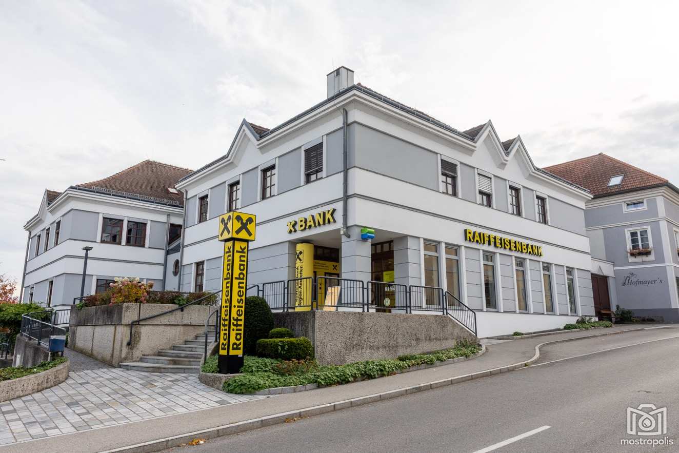 Raiffeisen Bankstelle Aschbach 002.jpg
