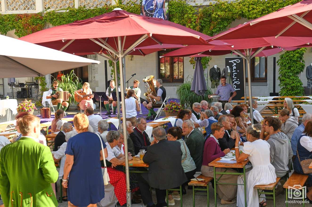 Dirndlgwandsonntag 2023 WY - Freiwild 004.jpg