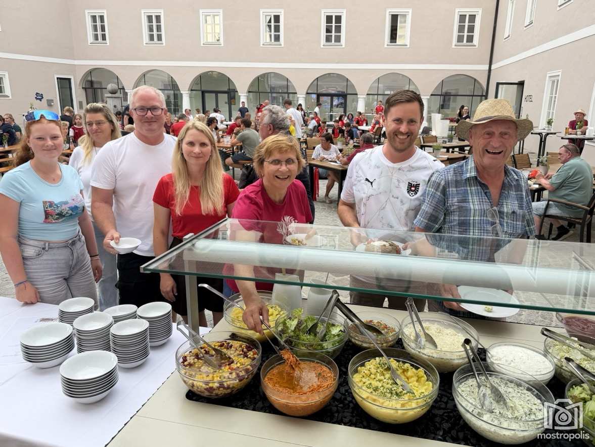 Public Viewing - Grillbuffet Schloss Hotel Zeillern 003.jpg