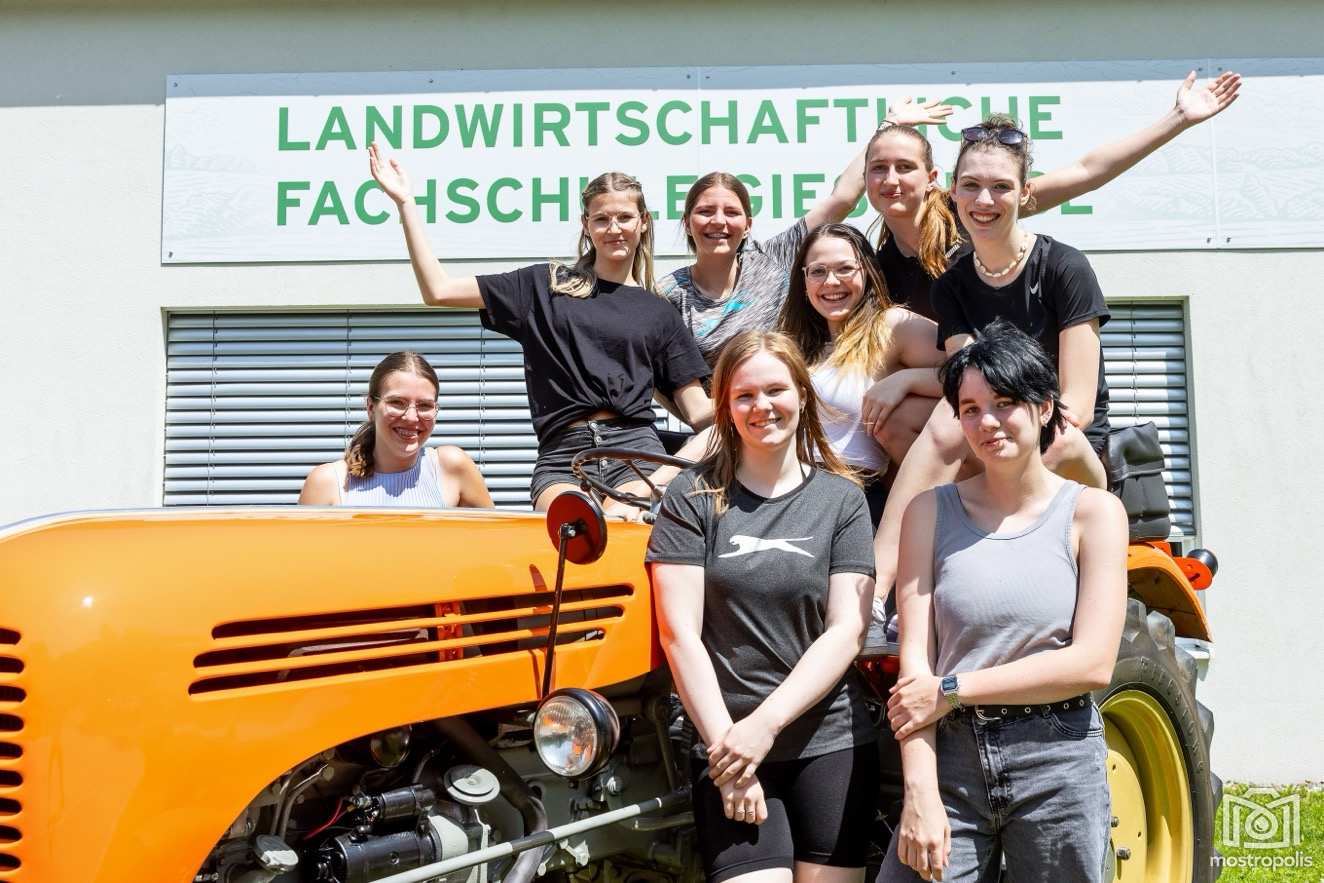 Schulheuriger 2025 MostvBildHof 001.jpg