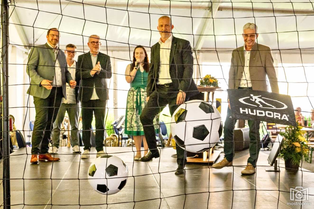 Raiffeisen Amstetten Ankick 001.jpg