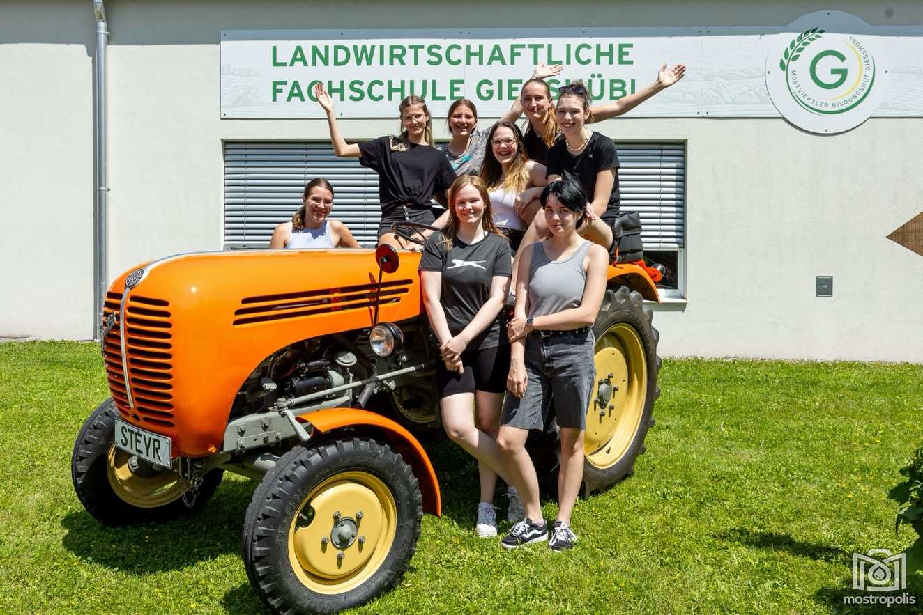 Schulheuriger 2025 MostvBildHof 002.jpg
