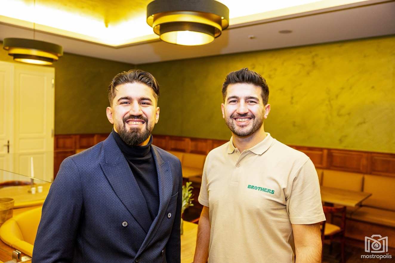 Brothers im Hotel Exel