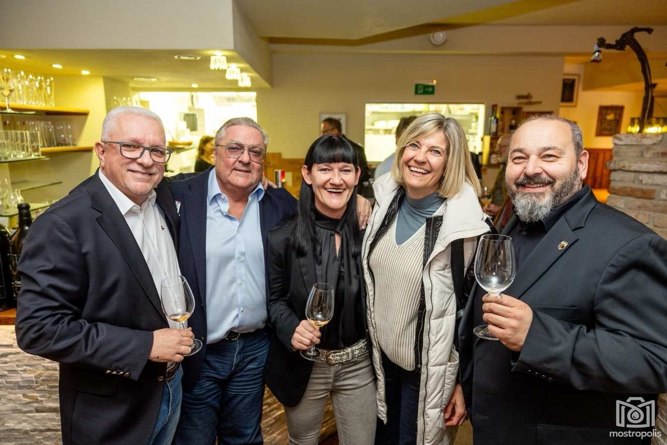 Weinwoelfe - Gesellmann bei Kastner 005.jpg