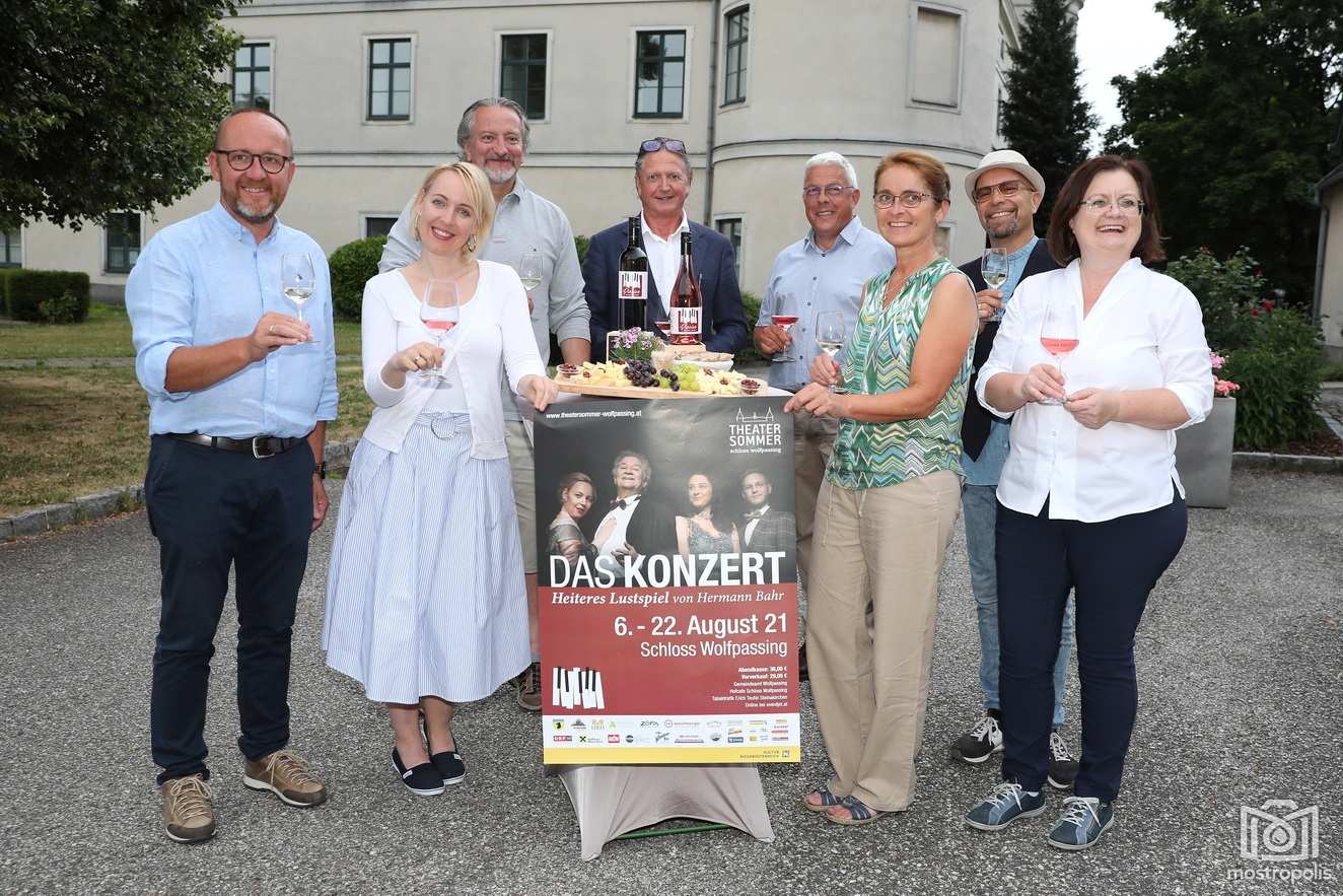 Theatersommer_Schloss-Wolfpassing_Theaterwein_002.jpg