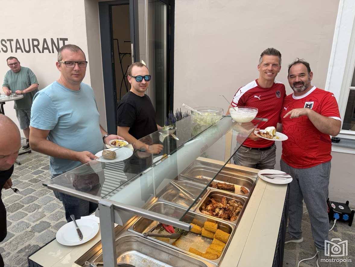 Public Viewing - Grillbuffet Schloss Hotel Zeillern 005.jpg