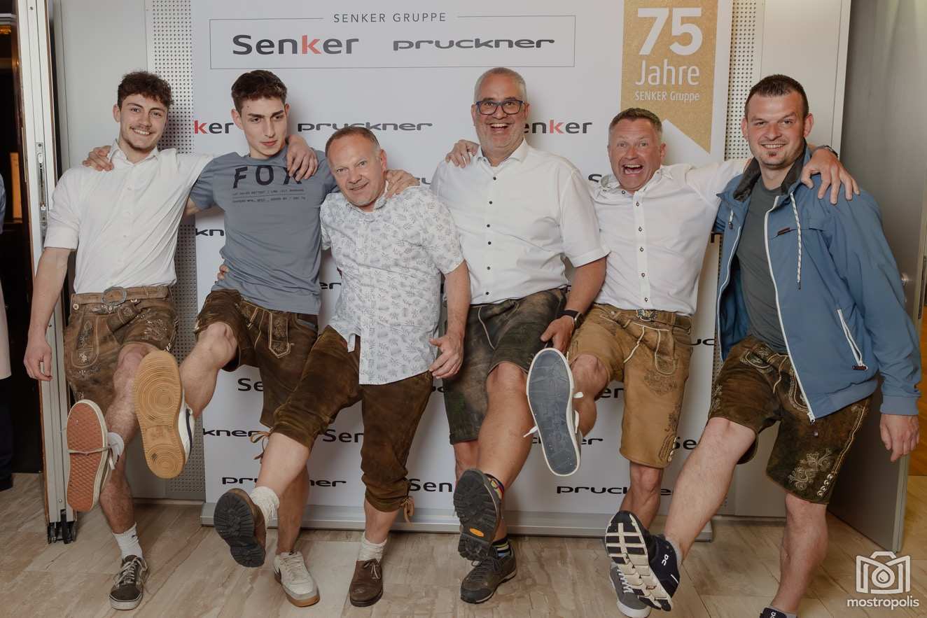 75-J Senker Gruppe - Fotowand 001.jpg