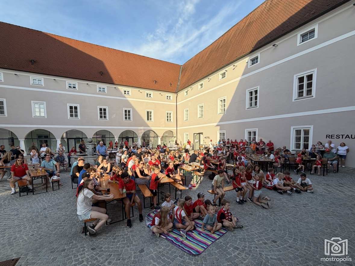 Public Viewing - Grillbuffet Schloss Hotel Zeillern 002.jpg